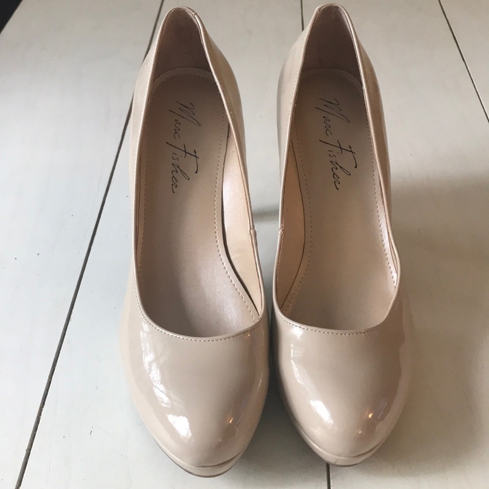 NWOT Marc Fisher nude platform heel Size 7.5